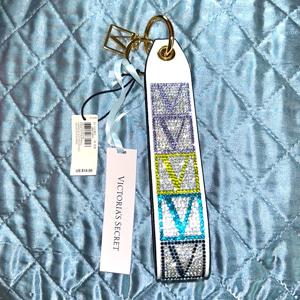 VICTORIA'S SECRET WHITE SHINE
V-MONOGRAM WRISTLET STRAP
KEYCHAIN - Picture 4 of 4